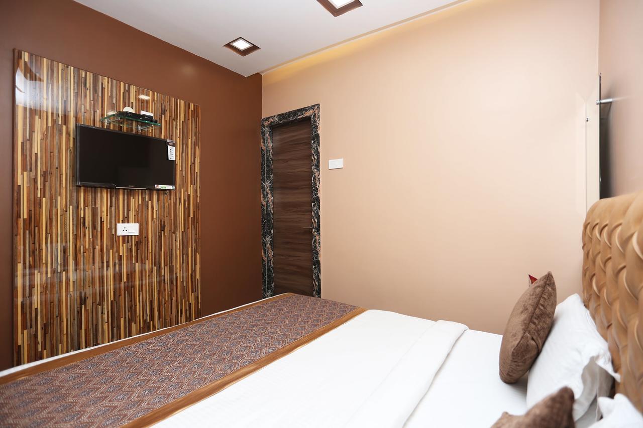 Oyo 11596 Sanjay Guest House カーンプル エクステリア 写真